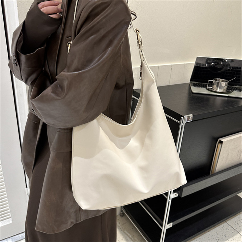 Sleek Black Leather Shoulder U - Leatherwork Workshop recension och pris